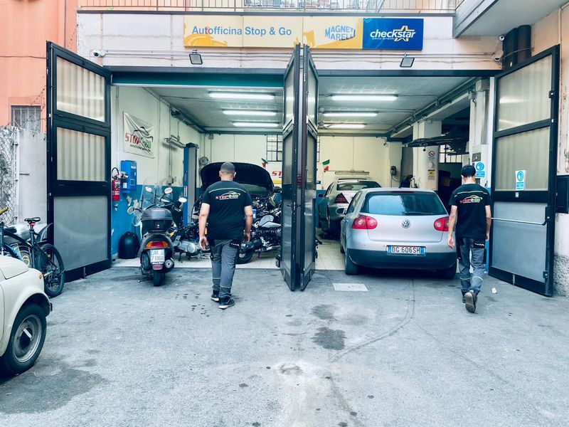 La façade de l'atelier Stop&Go avec les deux baies de travail ouvertes