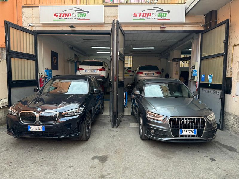 Deux véhicules en cours d'intervention dans les baies de l'atelier