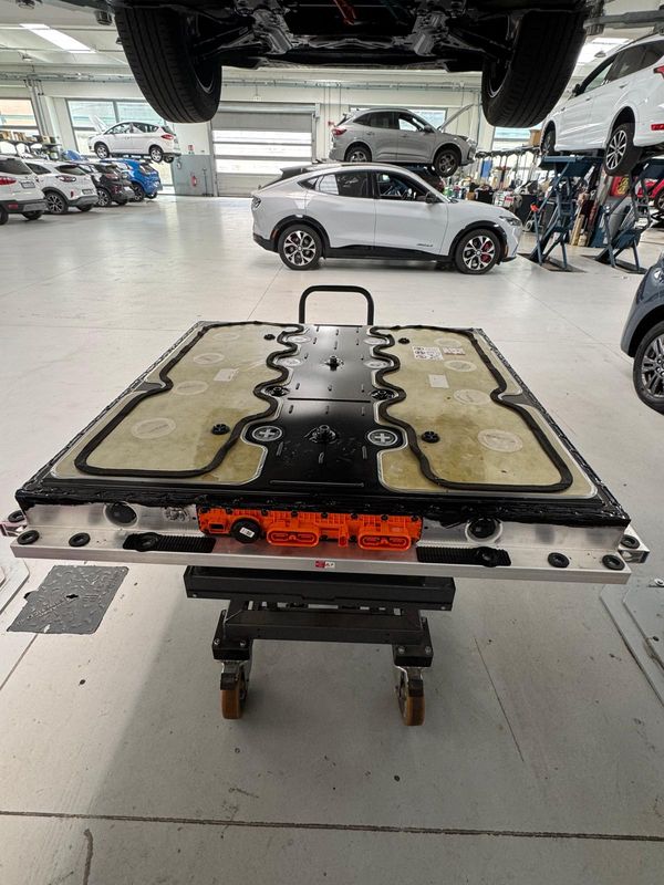 Dépose du pack batterie d'un véhicule électrique sur table élévatrice